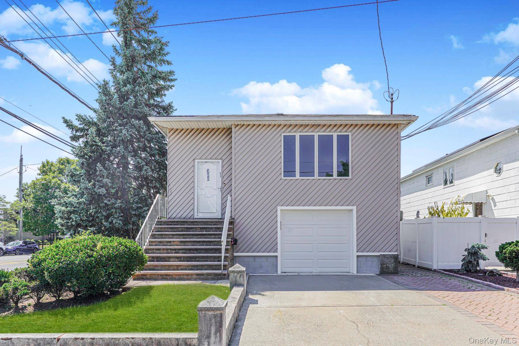 Prime Commercial Opportunity at Richmond amp ; Barlow Strategically positioned at the bustling corner of Richmond Avenue and Barlow, this high visibility property offers unmatched exposure in a heavily trafficked ...