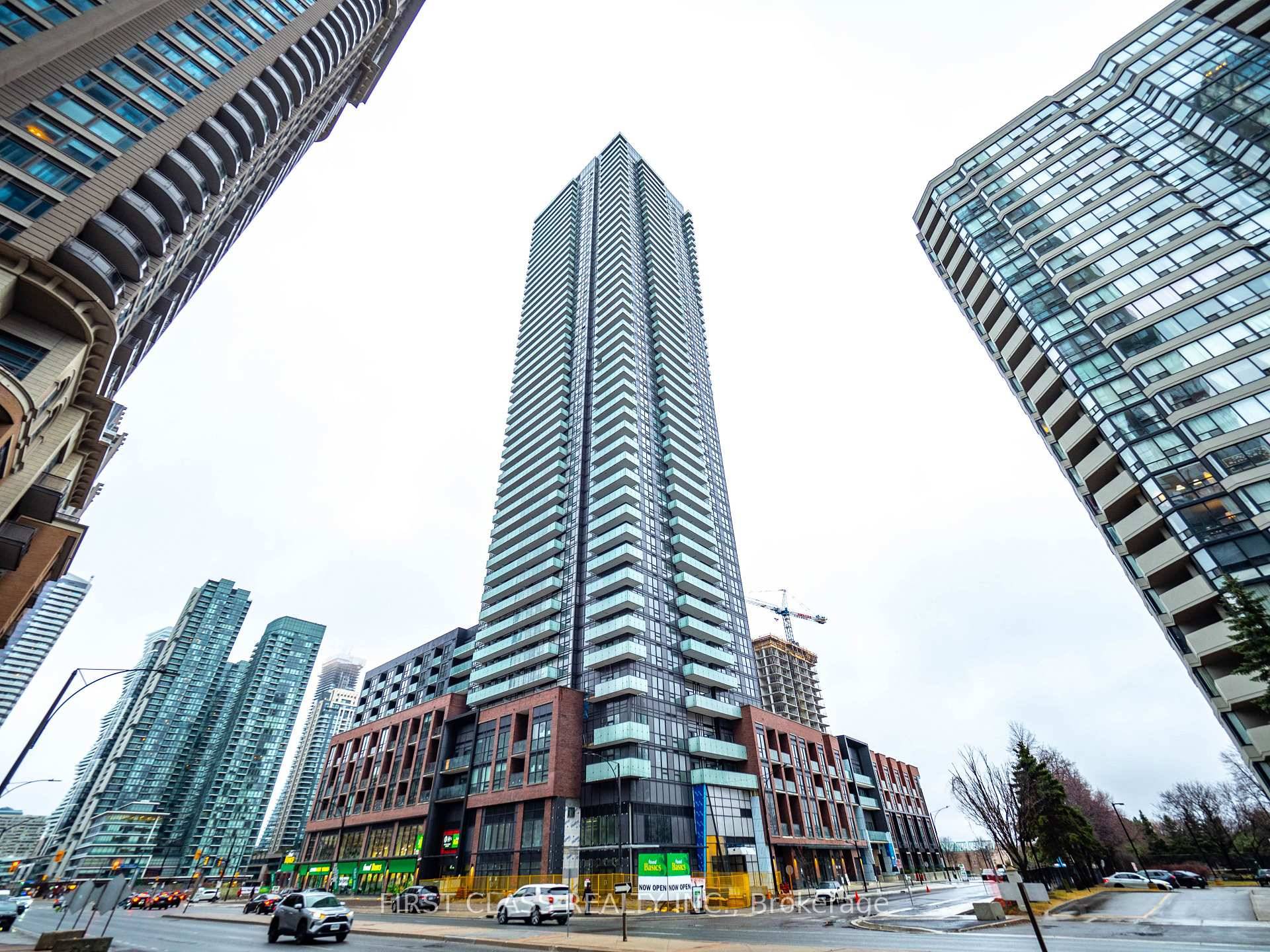 Stunning 1 Bedroom Den Condo in the Heart of Mississauga !