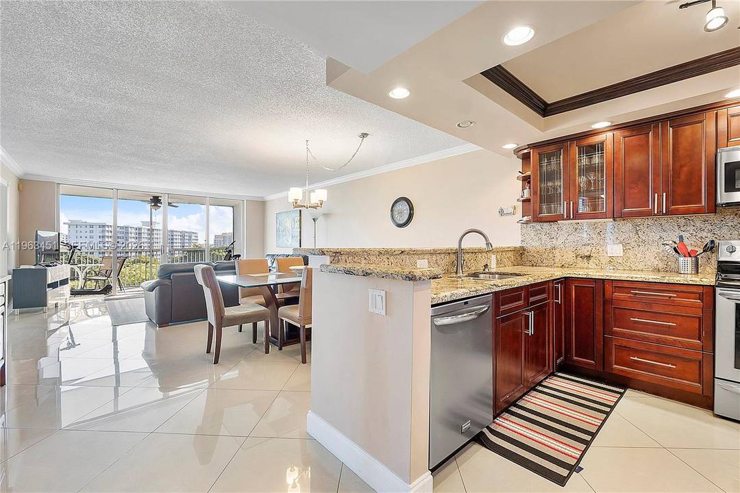 Wow ! Beautiful Corner Unit W Breathtaking Lake Views From Balcony amp ; All Bedrooms At Palm Aire Country Club.