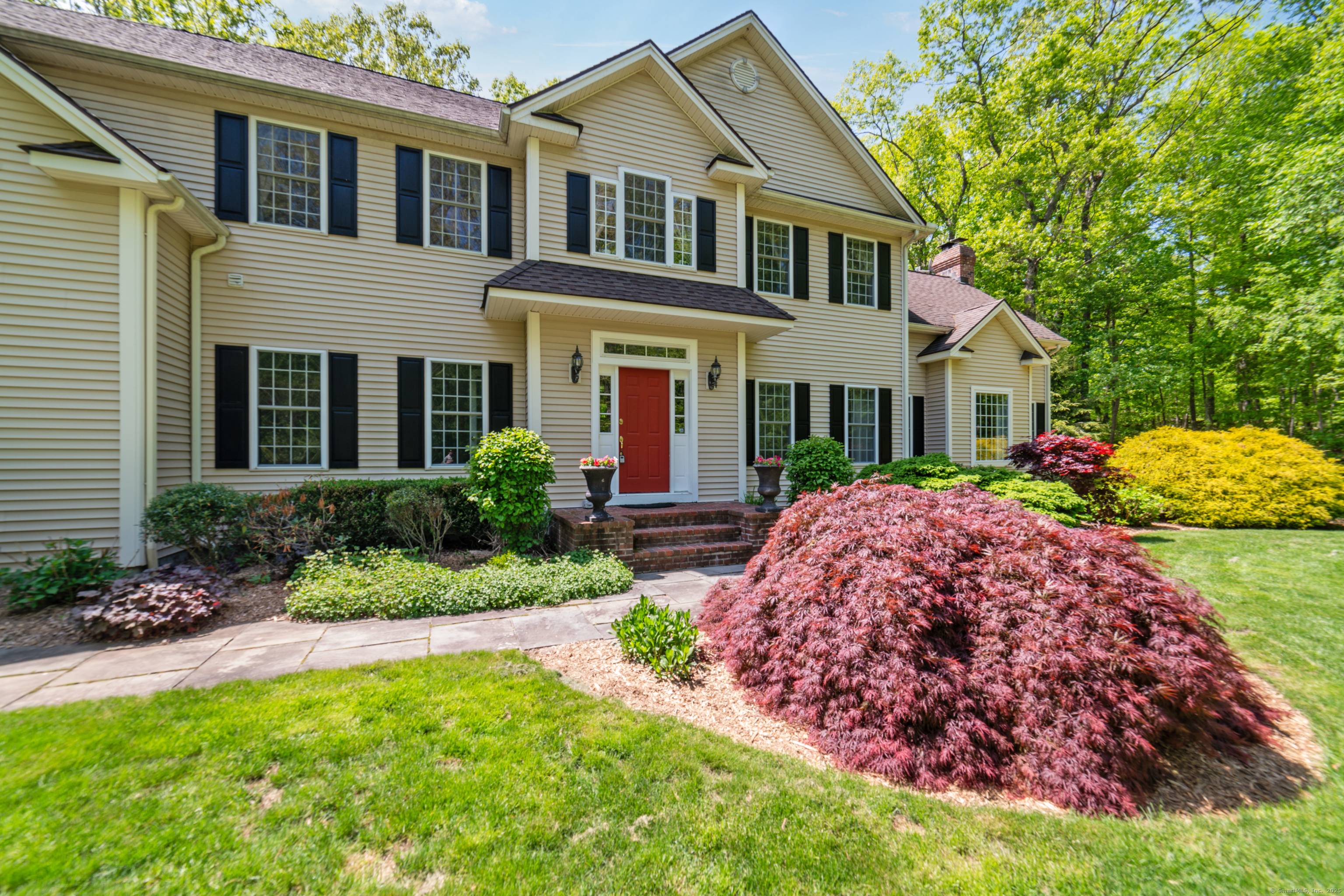 Welcome to your own piece of paradise located in a secluded yet convenient section of Oxford, you will have plenty of privacy on this 4.