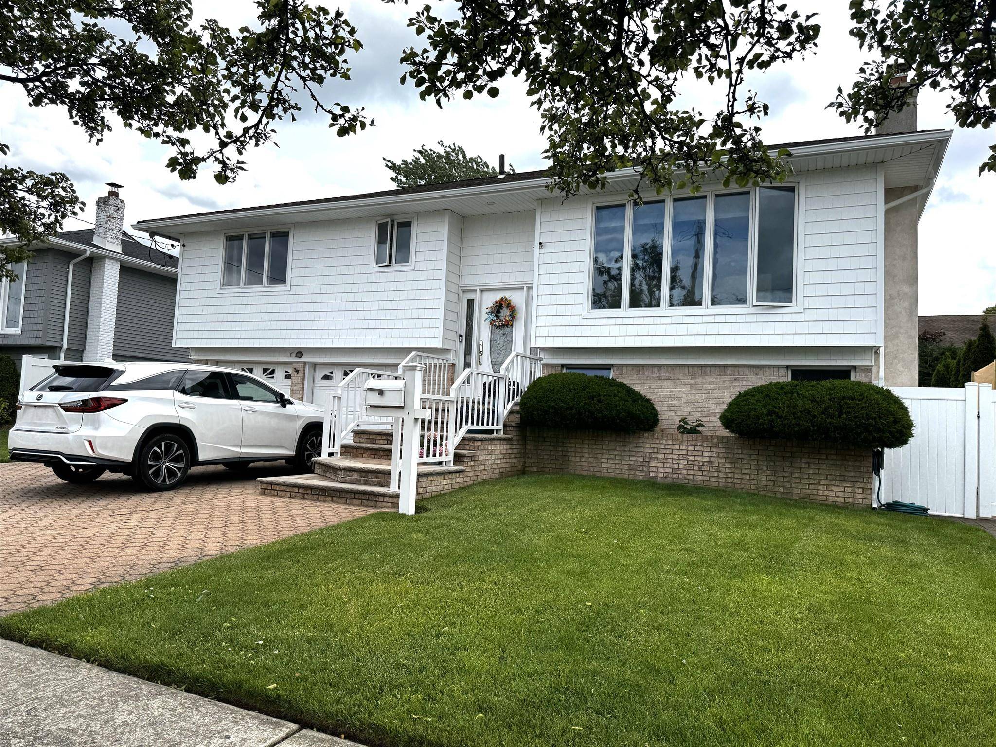 Finally Home At Last... Discover this Inviting Wide Lined Hi Ranch in the Desirable Oceanside School District.