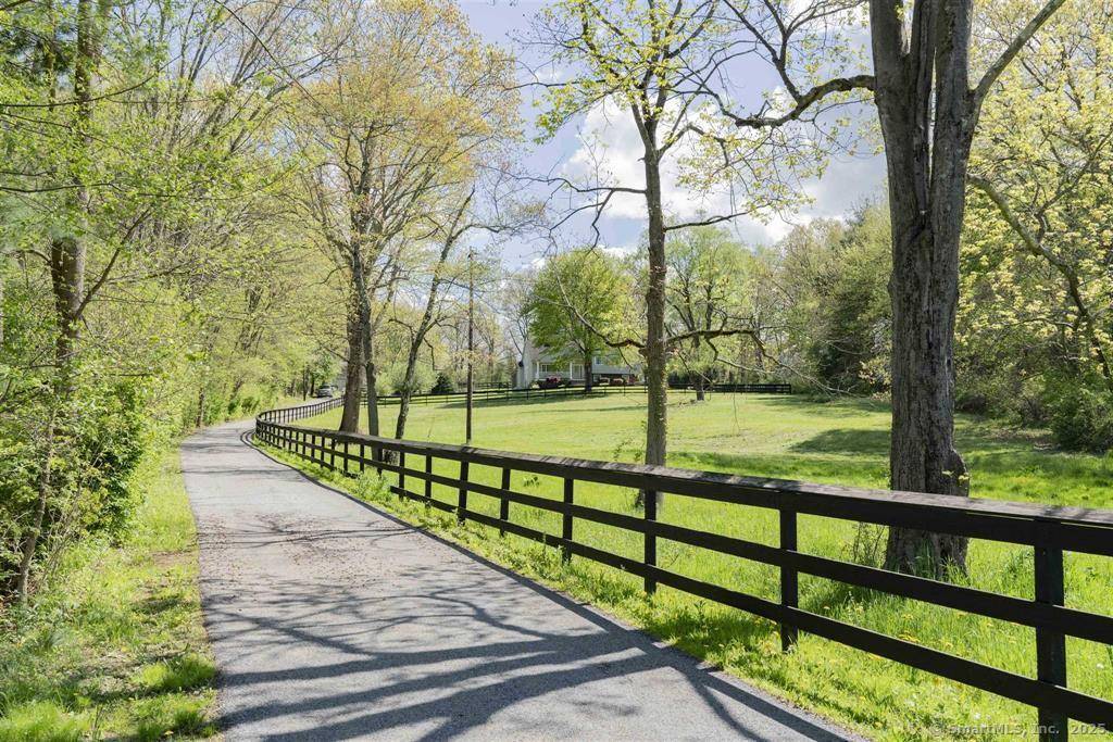 Private country retreat with panoramic mountain views on a 5.