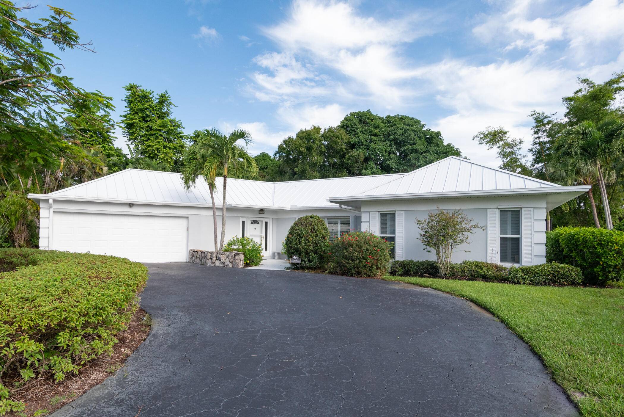 Welcome to the highly desirable Yacht Country Club !