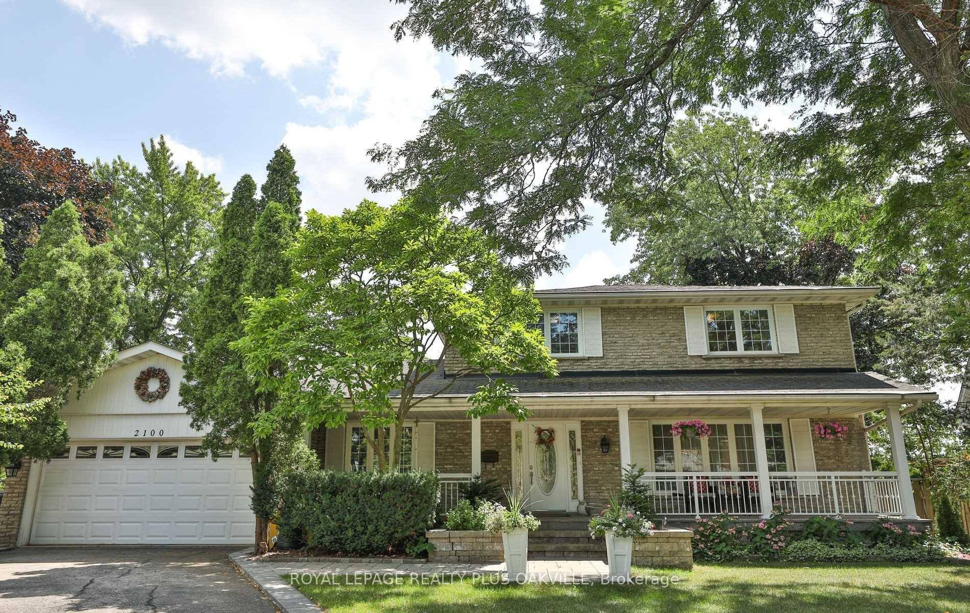 Beautiful executive Fully FURNISHED house on large pie shaped lot.