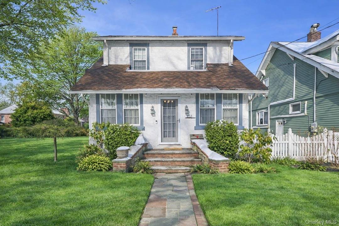 Detached one family colonial ideally located in Floral Park, convenient to the LIRR, village shops, and local amenities.