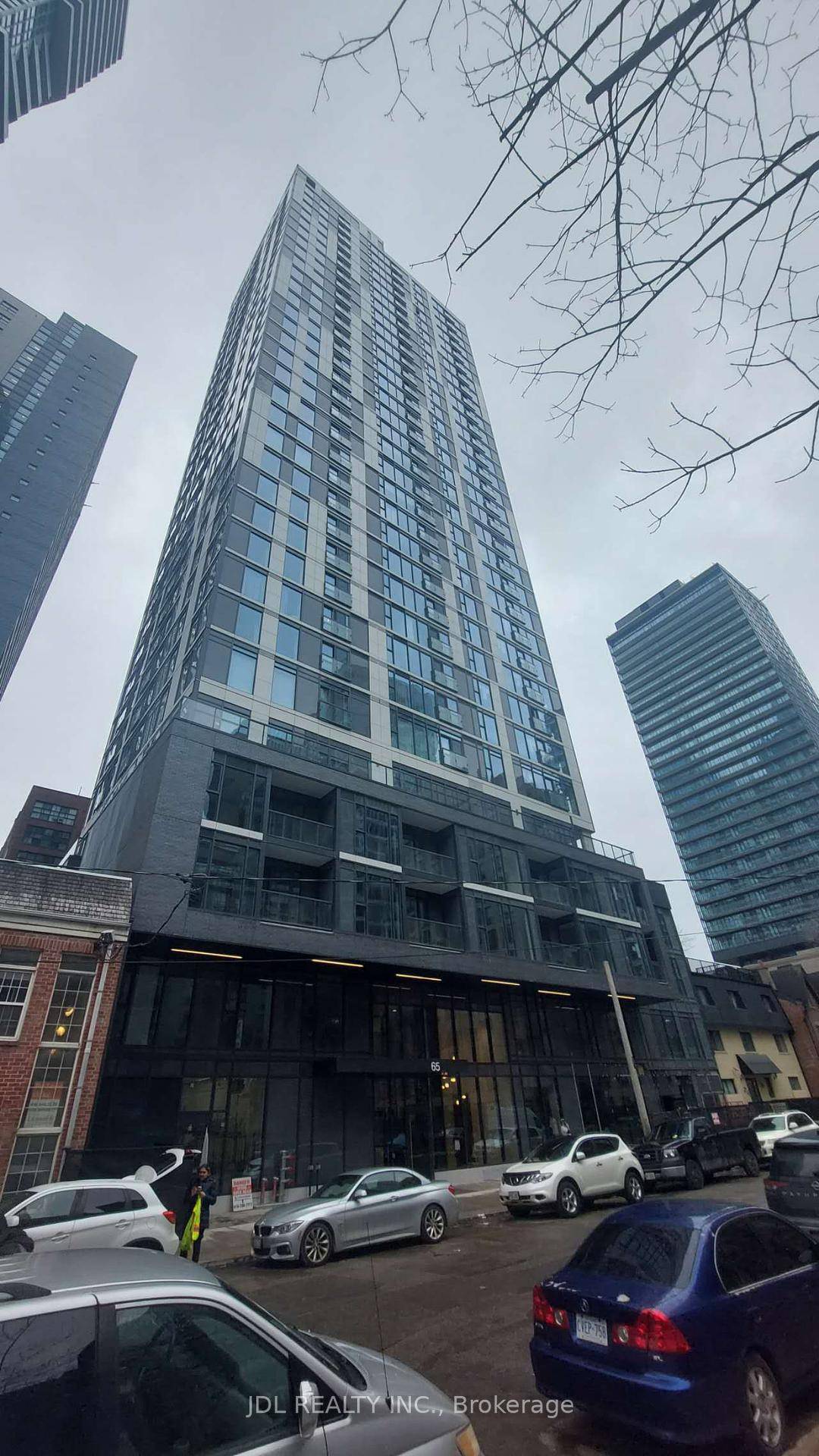 Well Maintained 1 1 Unit In Luxury IV Condo At Heart Of The Garden District !
