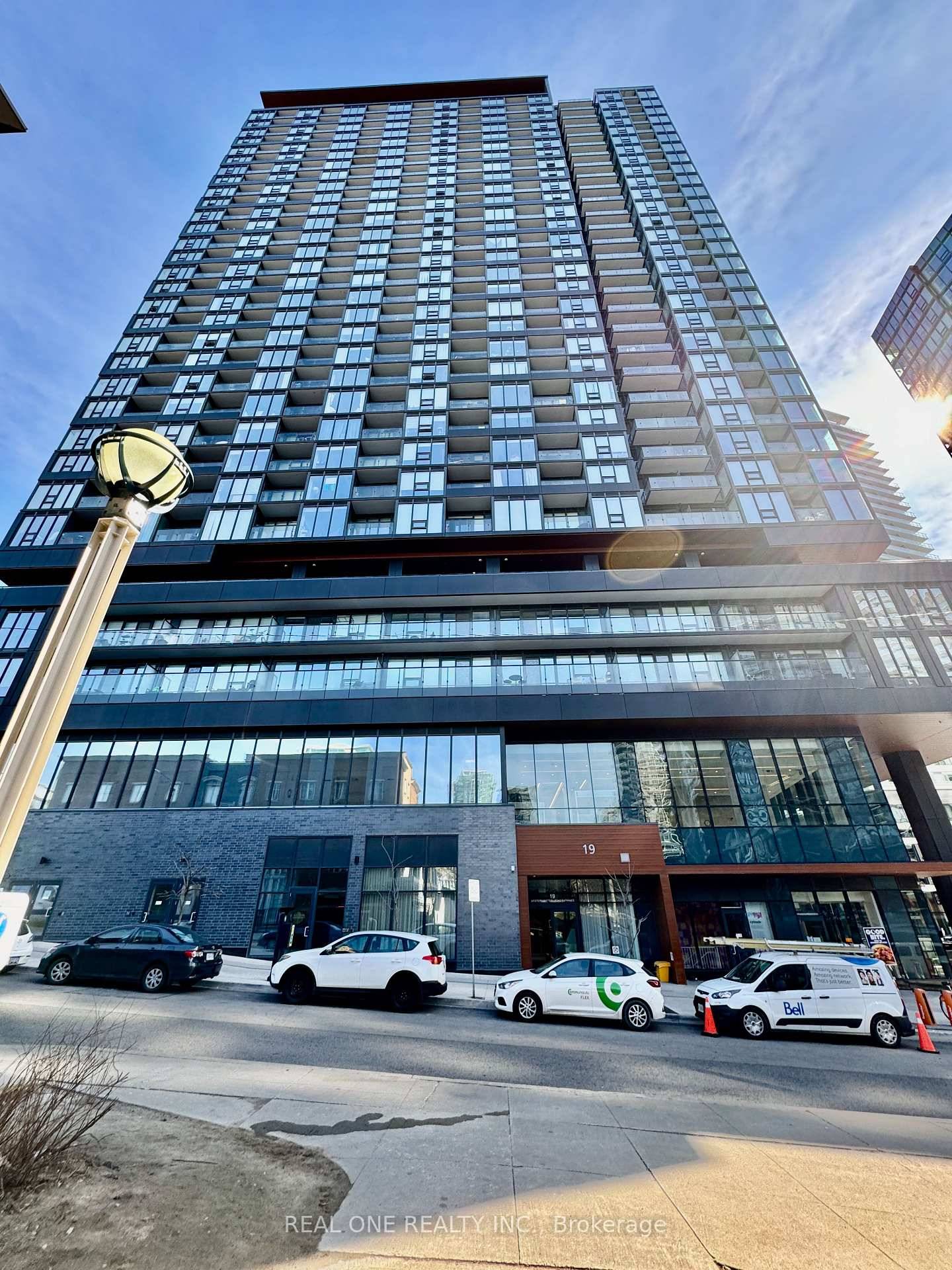 Enjoy downtown living at Zen King West !
