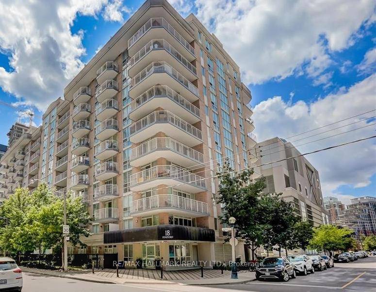 Bright one bedroom condo with Balcony in Wellington Square !