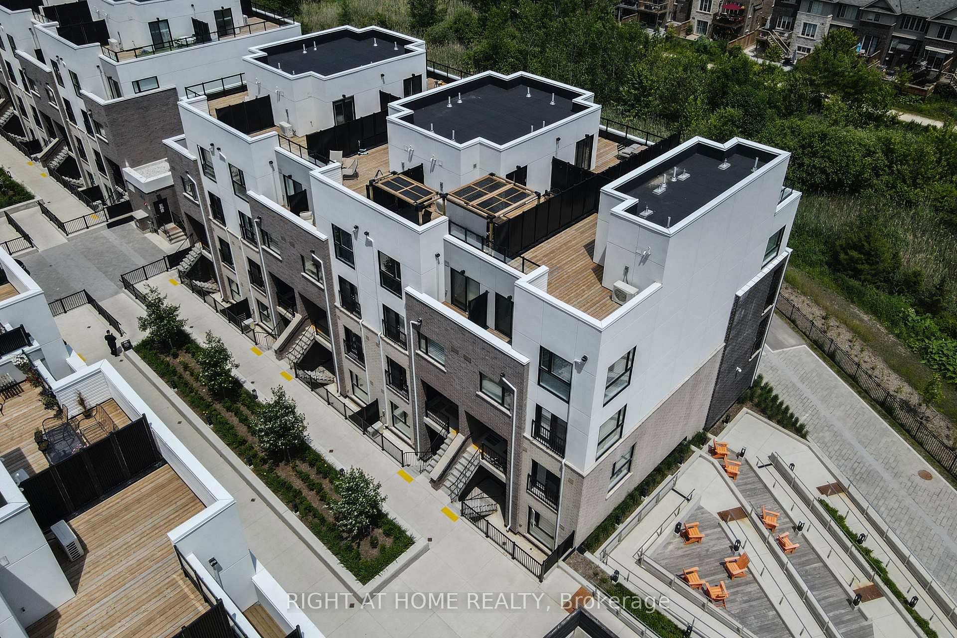 MINTO OAKVILLAGE BUILDING C 2 YEAR NEW 2 BEDROOMS 3 WASHROOMS 2 LEVEL CONDO TOWN WITH ROOF TOP TERRACE.