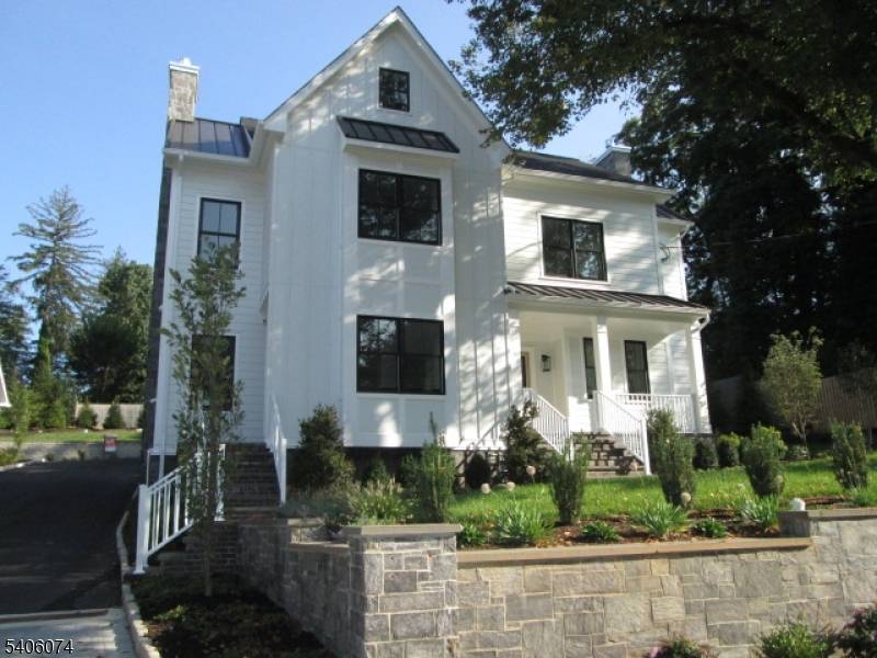 Beautifully designed townhouse, in the heart of Summit.