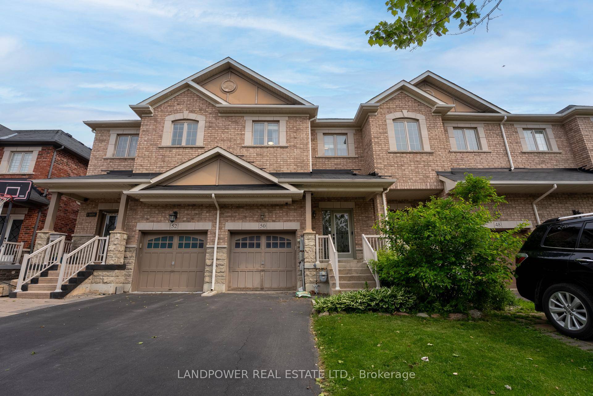 Move In Ready Beauty in a Family Friendly Neighbourhood !