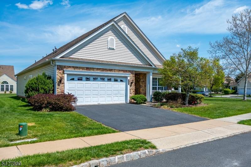 Welcome to this beautiful Brighton Model in highly sought after Somerset Run This pristine home is nestled on a premium large lot.