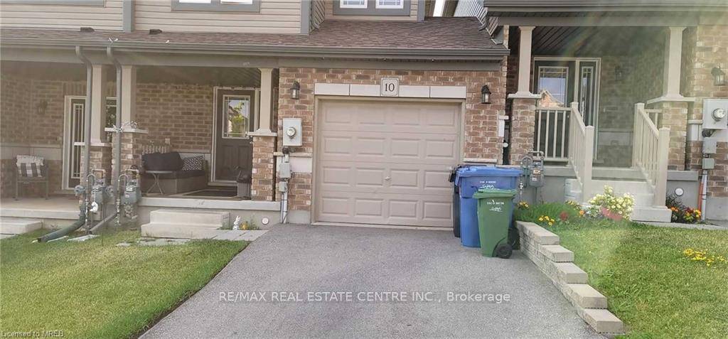 Welcome to 10 McCann Street, Guelph, a Stylish and Spacious Townhome available for lease !