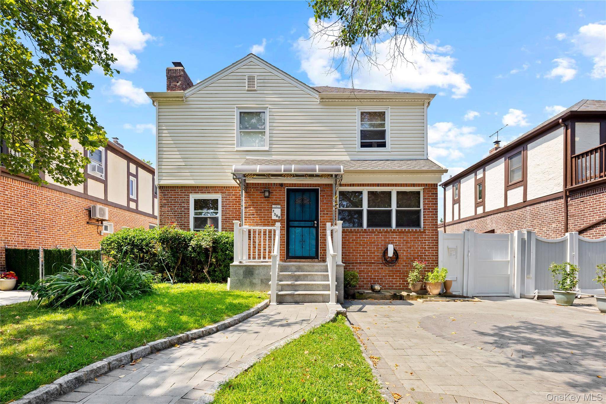 Welcome Home ! Updated Colonial on a 40x100 lot with 30x30 building size plus rear extension, located in the heart of Fresh Meadows.