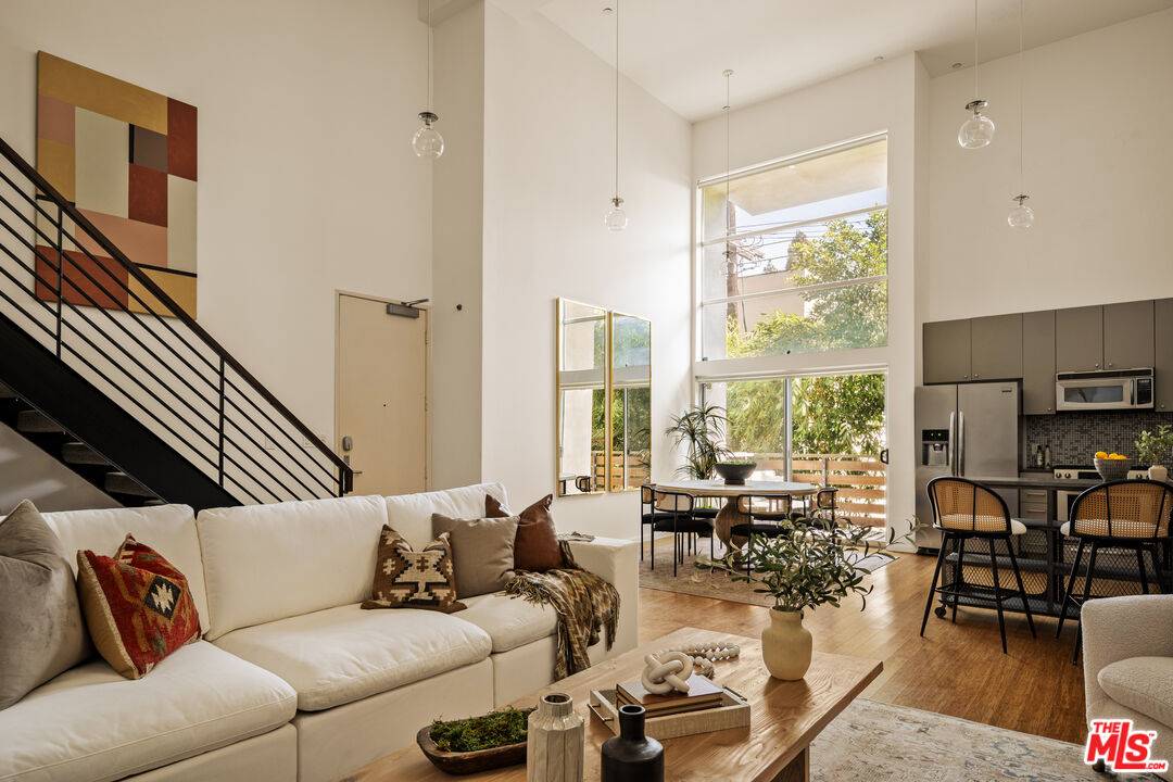 7062 Hawthorn Ave 2BR Hollywood Hills East La