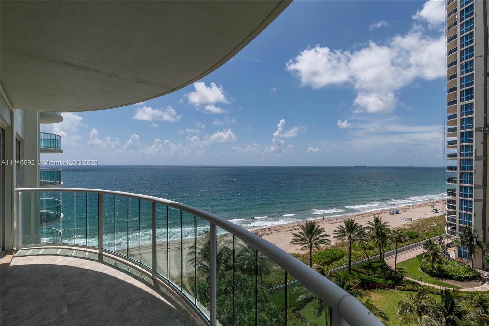 Gorgeous luxury condominium directly on the beach, spectacular ocean view, completely furnished TURNKEY bring your toothbrush and clothing.