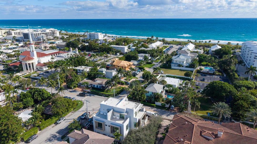 Located in the heart of Delray Beach's vibrant and charming Seagate community, 100 Gleason Street redefines modern luxury living.