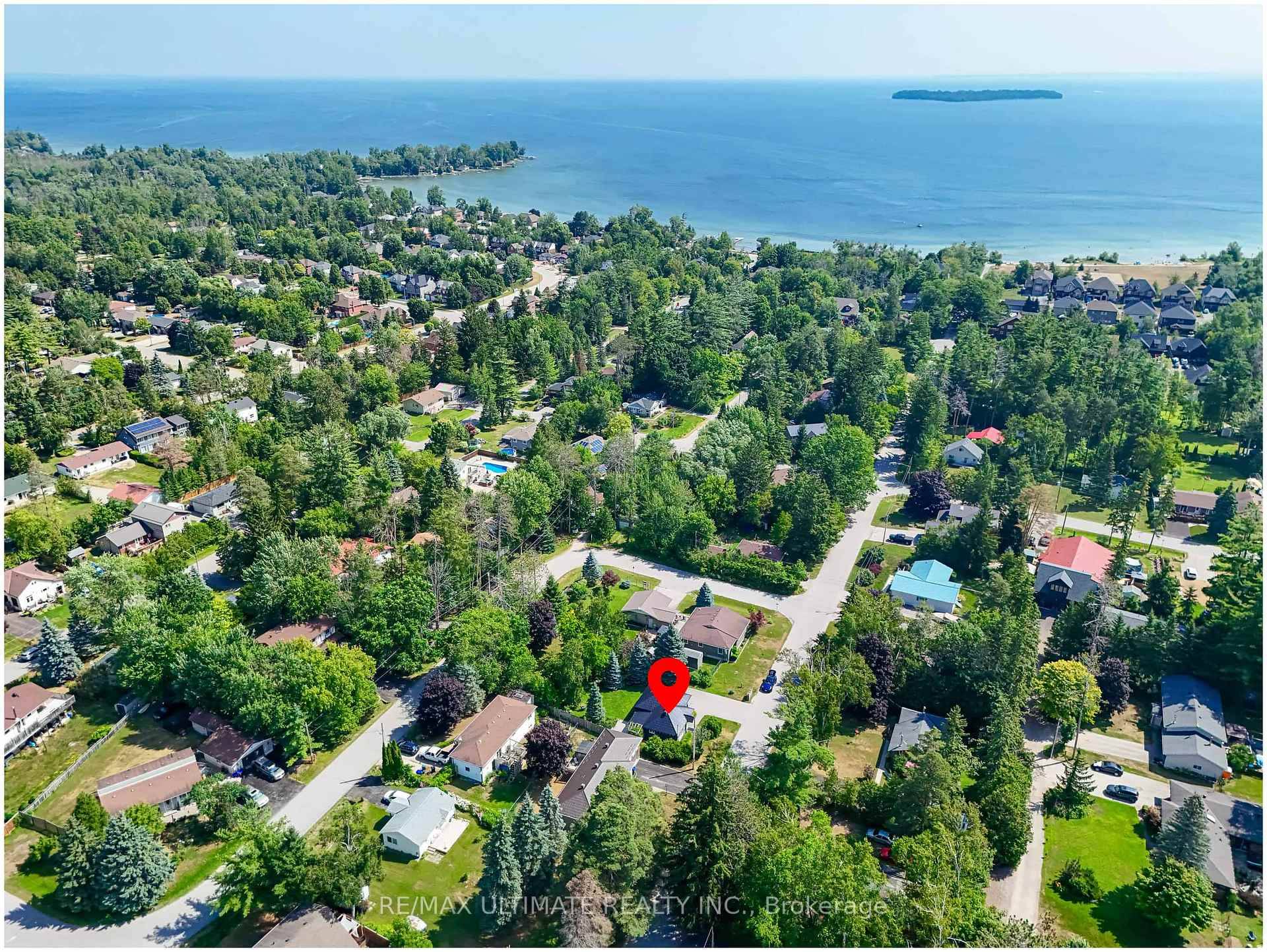 Welcome to this well maintained bungalow in the heart of Alcona, just a 10 minute walk to Innisfil Beach Park !