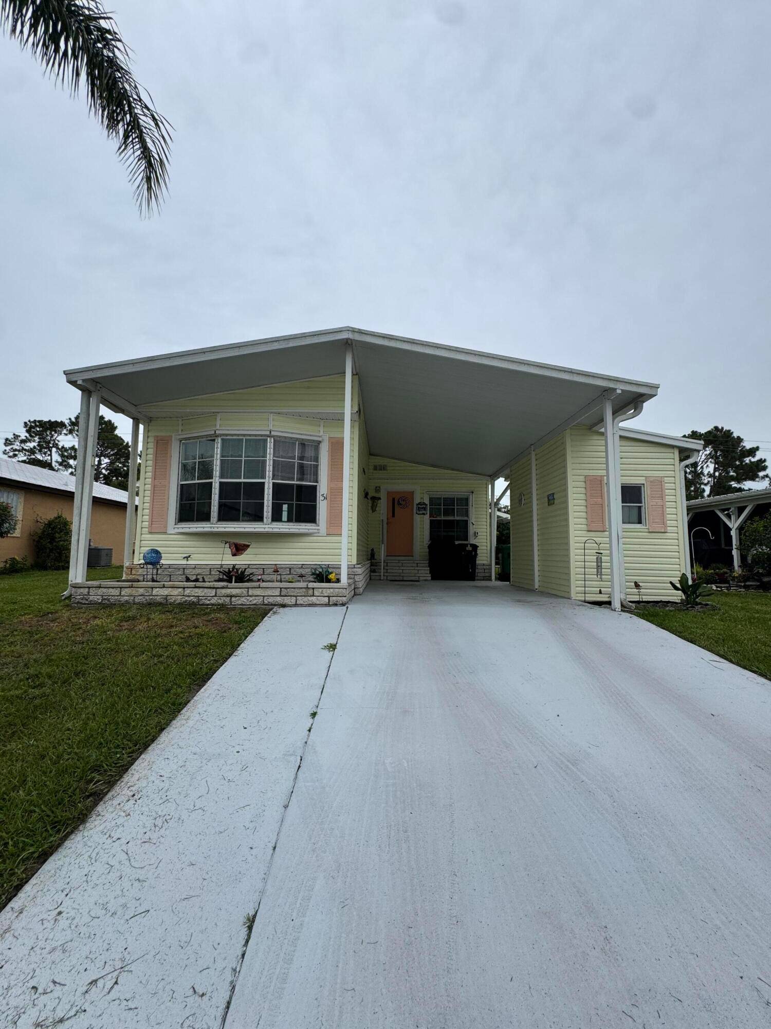 Lovely well maintained 2 bedroom 2 bath home in the desirable 55 community of Spanish Lakes.