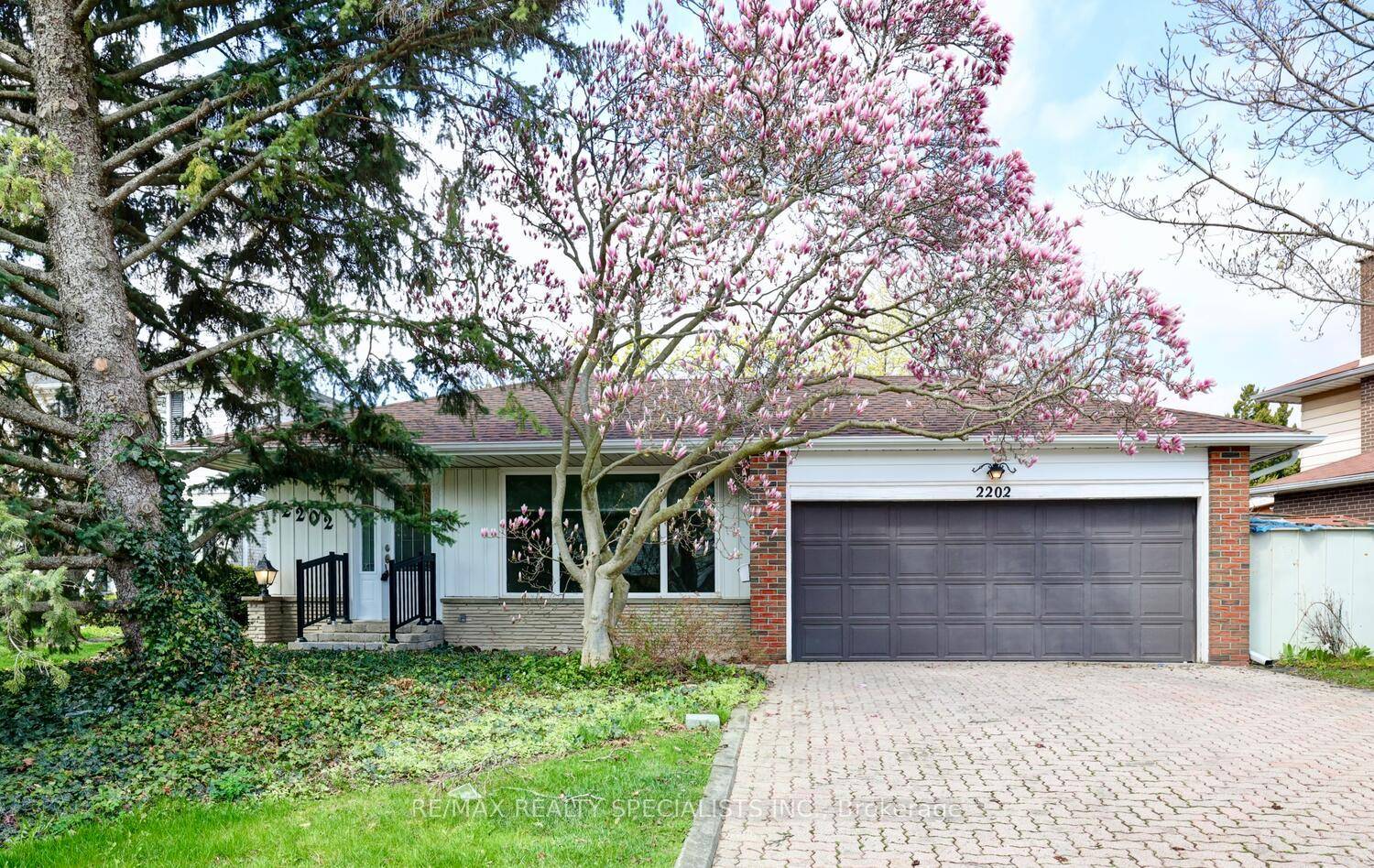Charming 3 level backsplit nestled on a 65 by 127 foot lot located in the family friendly neighbourhood of Sheridan Homelands.