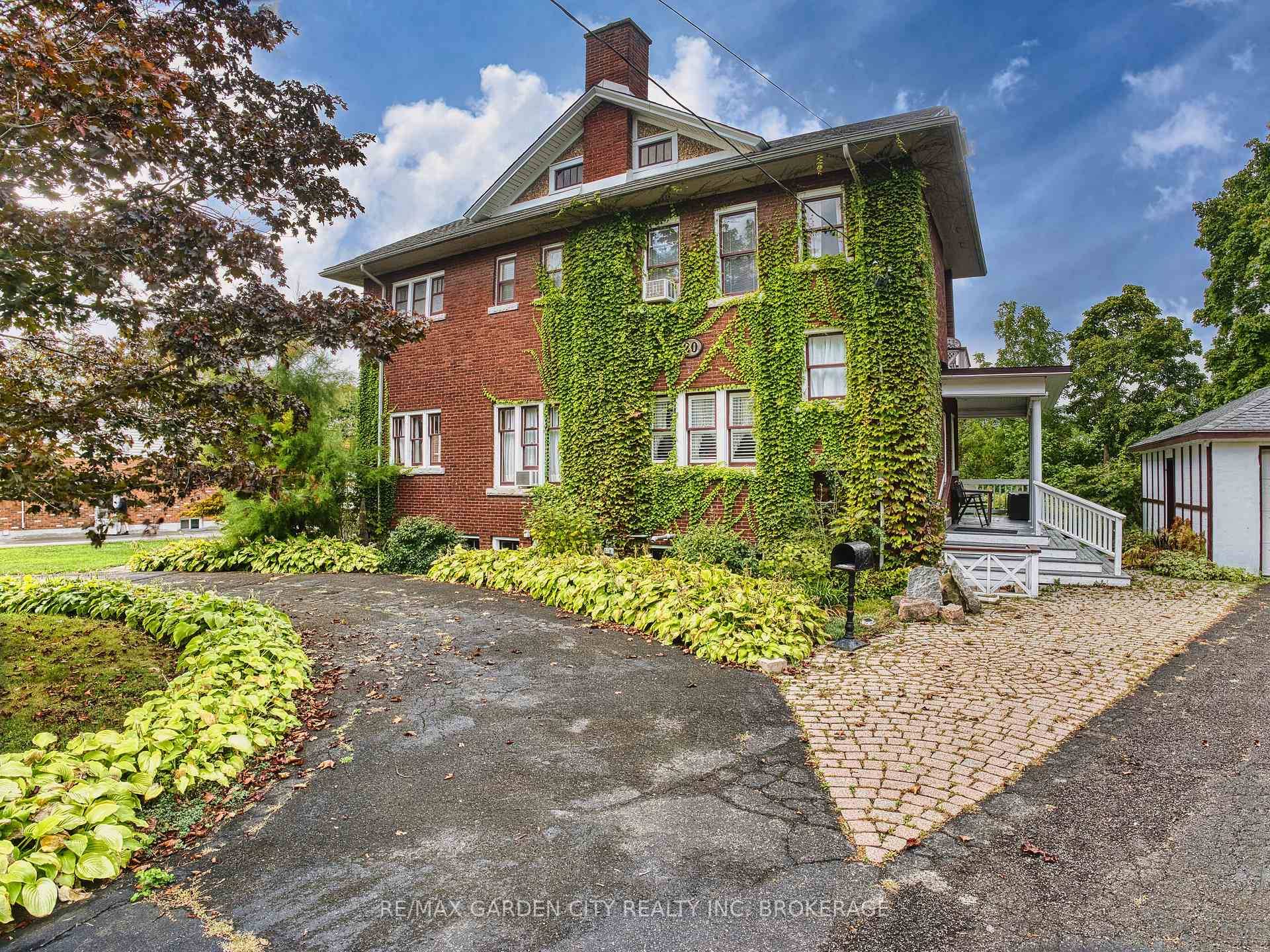 Welcome to 20 Evan St. built in the Edwardian Classical Style in 1915.