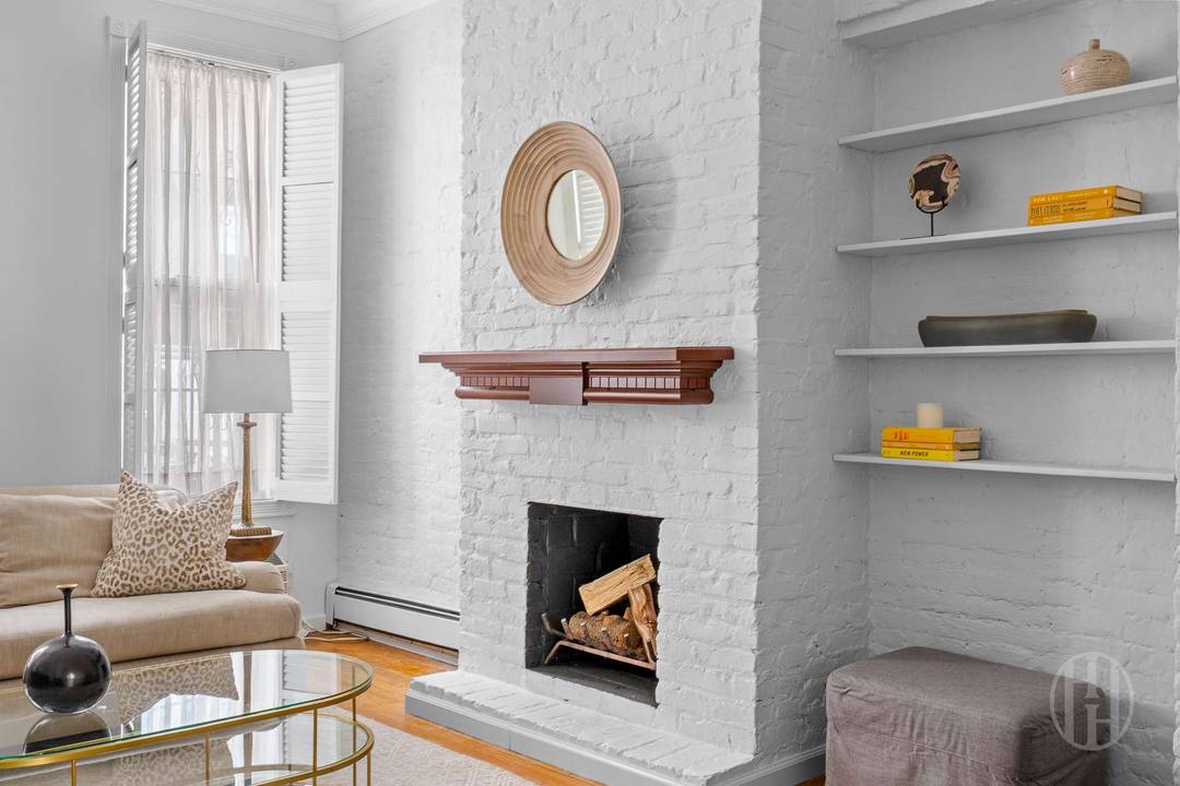 Welcome to this spacious convertible three bedroom duplex on one of the Upper East Side s most coveted blocks.