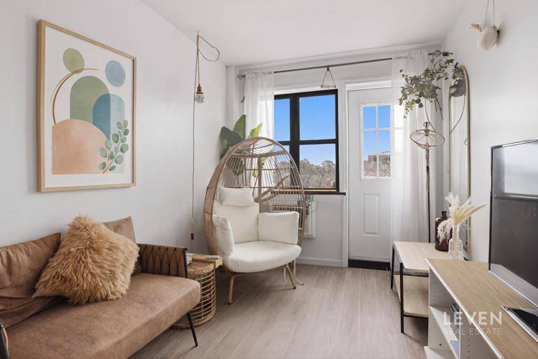 5 CASH RETURN CHARMING UNIT NEAR THE SUBWAY IN BOROUGH PARKPositioned on the top floor of a well maintained condominium, Residence 4B at 3929 New Utrecht Avenue offers a bright, ...