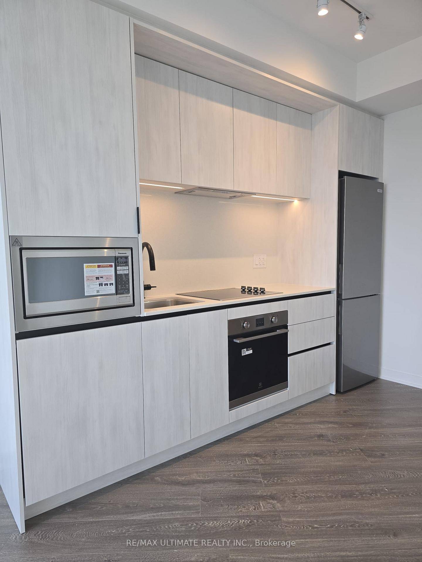 Luxury Living at Erin Mills and Eglinton, Brand New Never Lived in 1 Bedroom and Locker !
