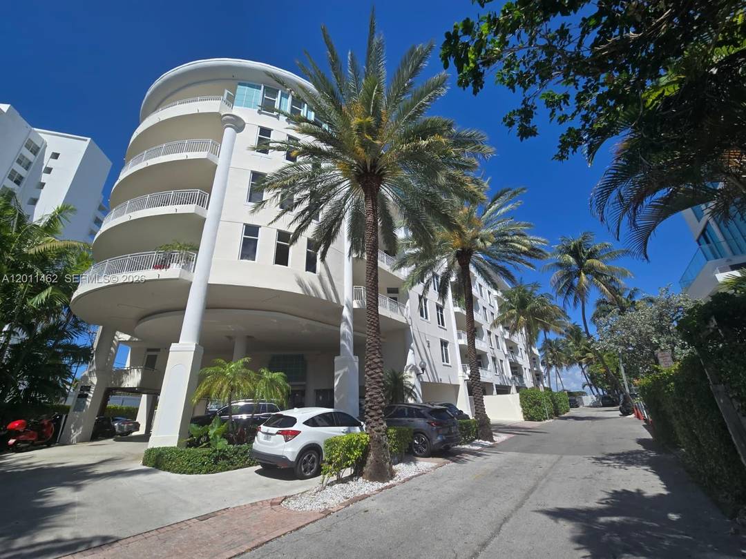 Charming 1 bedroom, 1. 5 bath PH residence at Las Vistas Condo, a waterfront building on Belle Isle, Miami Beach.