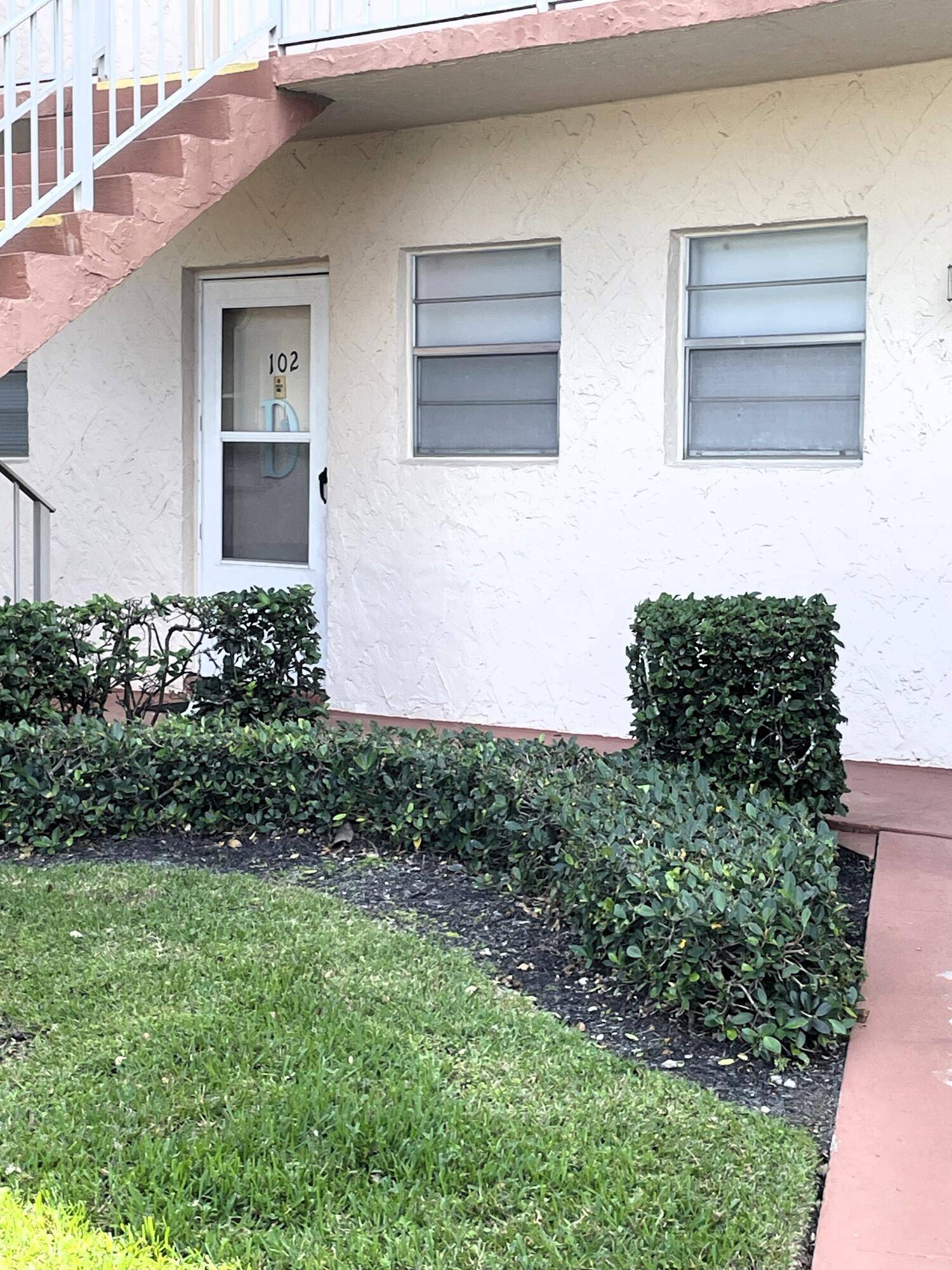 WELL MAINTAINED 1ST FLOOR CORNER UNIT WITH PLENTY OF PRIVACY.