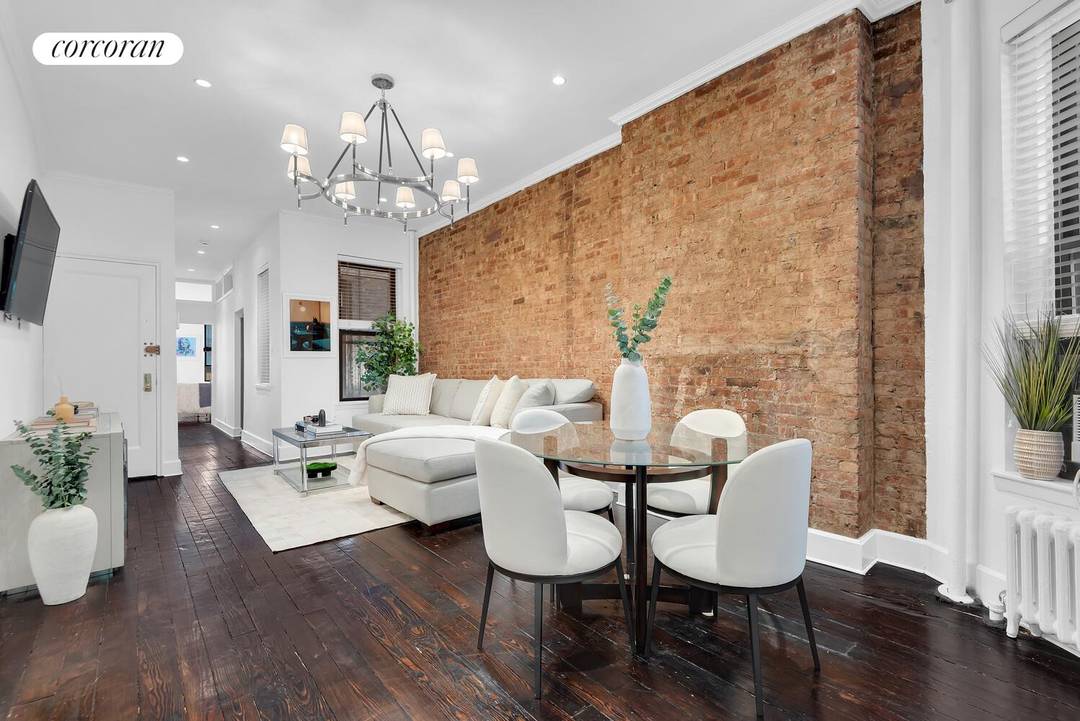 Situated on a quiet, picturesque Upper East Side block just moments from the Promenade, Carl Schurz Park, and the East River, Apartment 4W at 517 East 87th Street is a ...