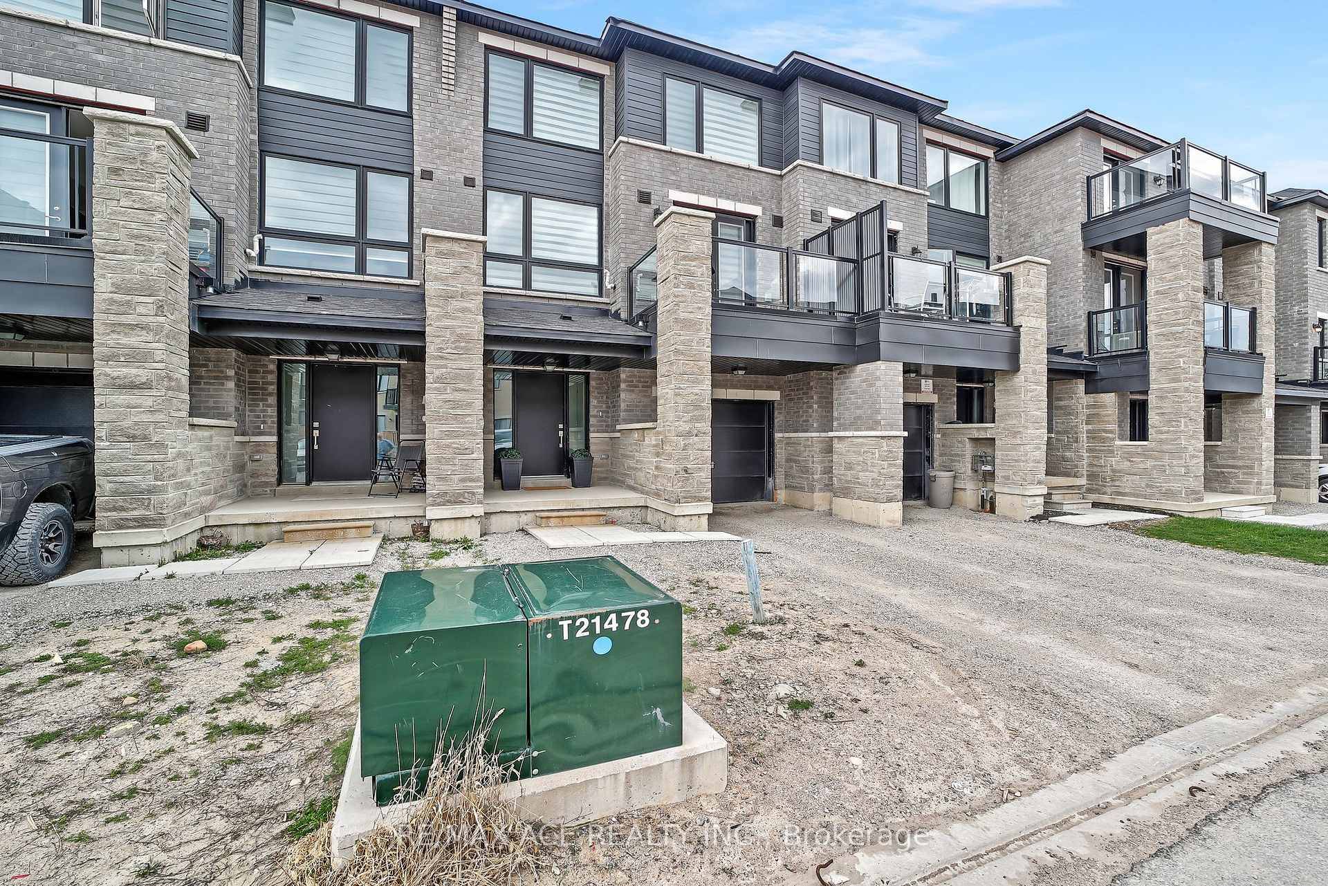 Discover contemporary living in this beautifully designed 2 bedroom, 2 bathroom townhouse, ideally located in the highly desirable Innishore Neighbourhood.