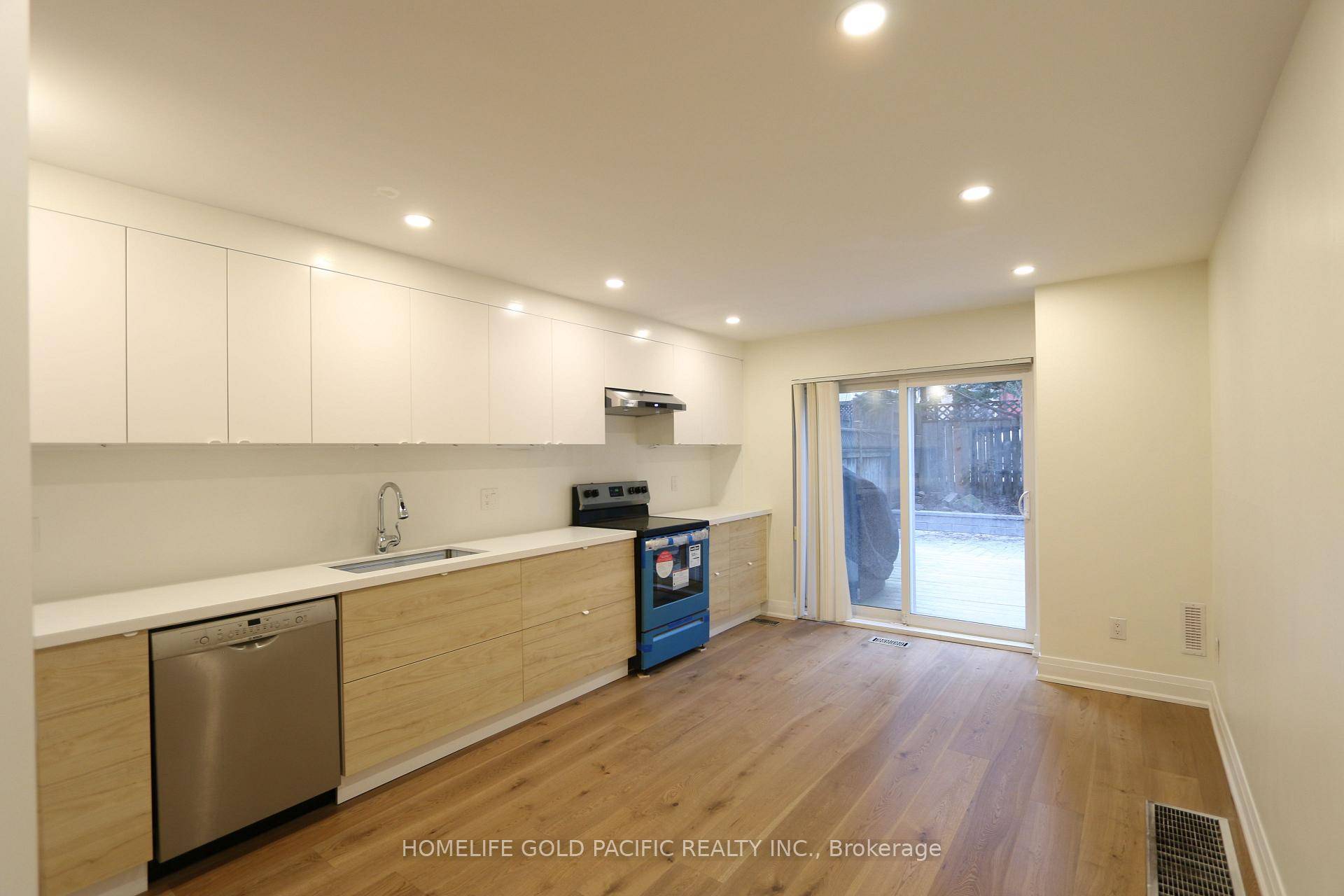 Luxury living in this modern renovated semi detached home, 2 1 br 3 storey with garage located at the perfect location at Yonge and Carlton area.
