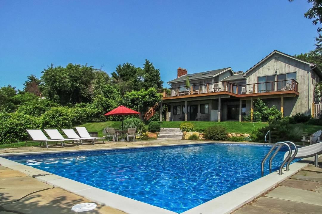 Montauk's Sunset Haven: Luxurious Retreat with Breathtaking Views