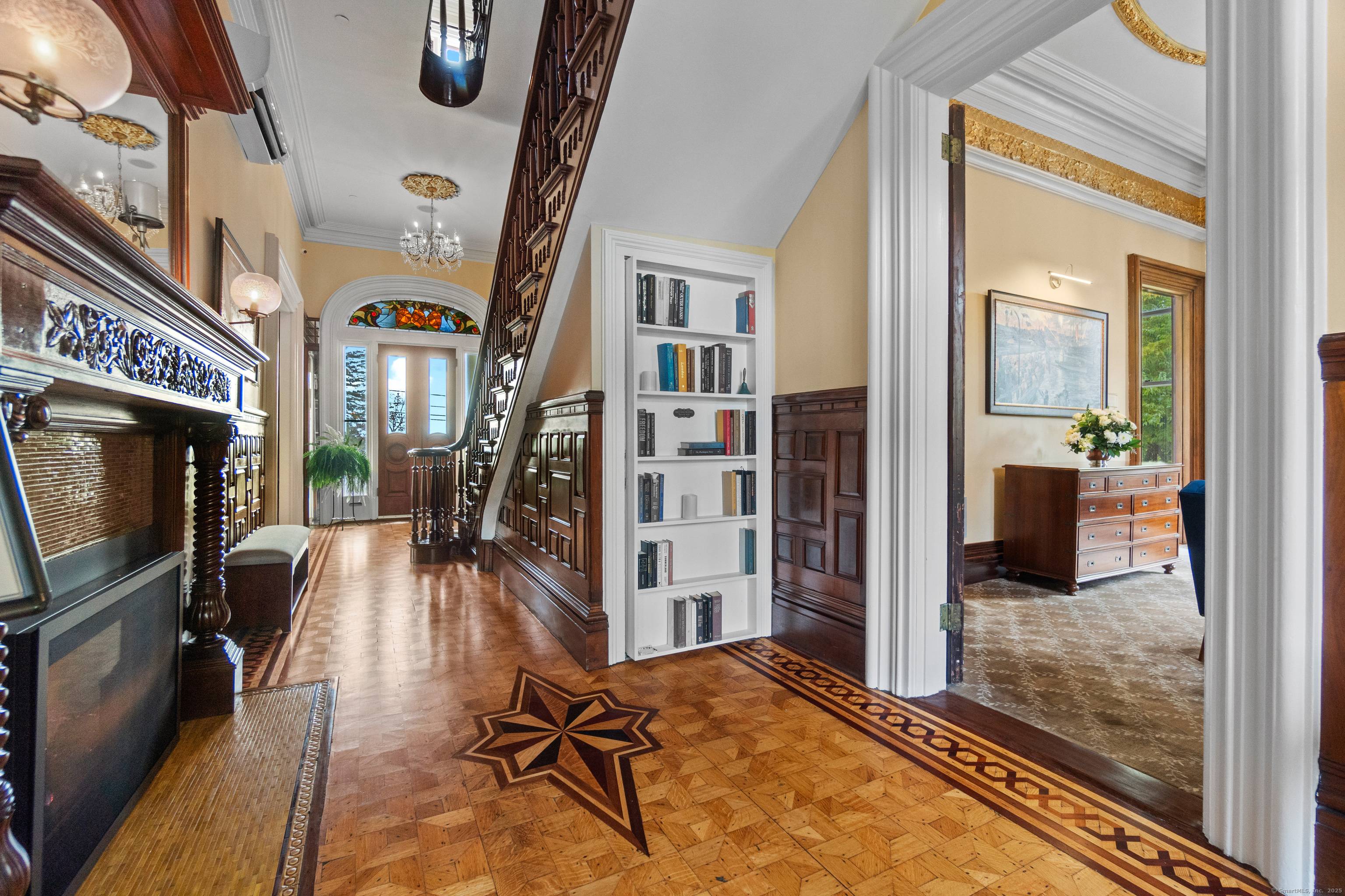 Iconic Historic Inn steps from Historic Downtown Mystic.