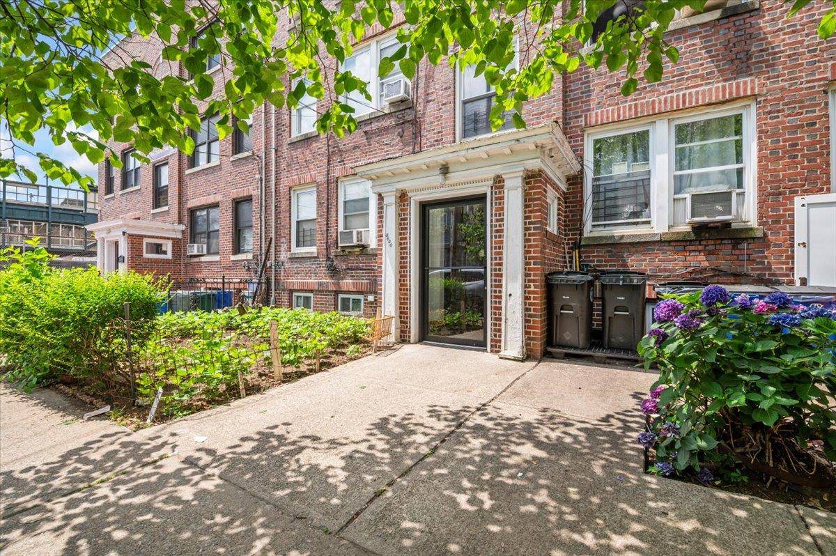 Exceptional 6 unit investment in prime Richmond Hill.