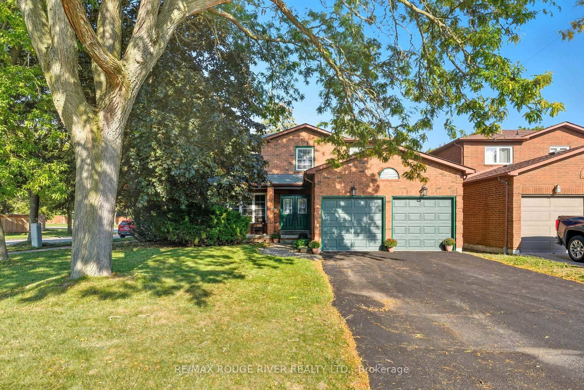 Welcome to this beautifully updated all brick home, perfectly set on a quiet court in one of Whitbys most desirable neighbourhoods.