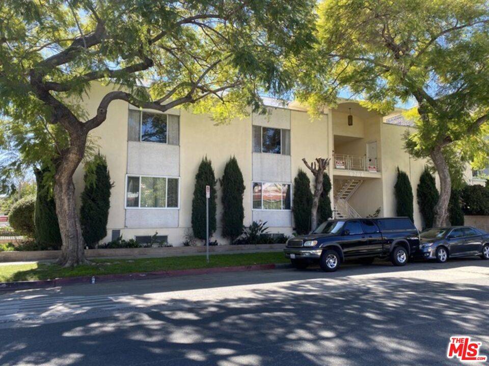 8704 Gregory Way 3BR Beverlywood La