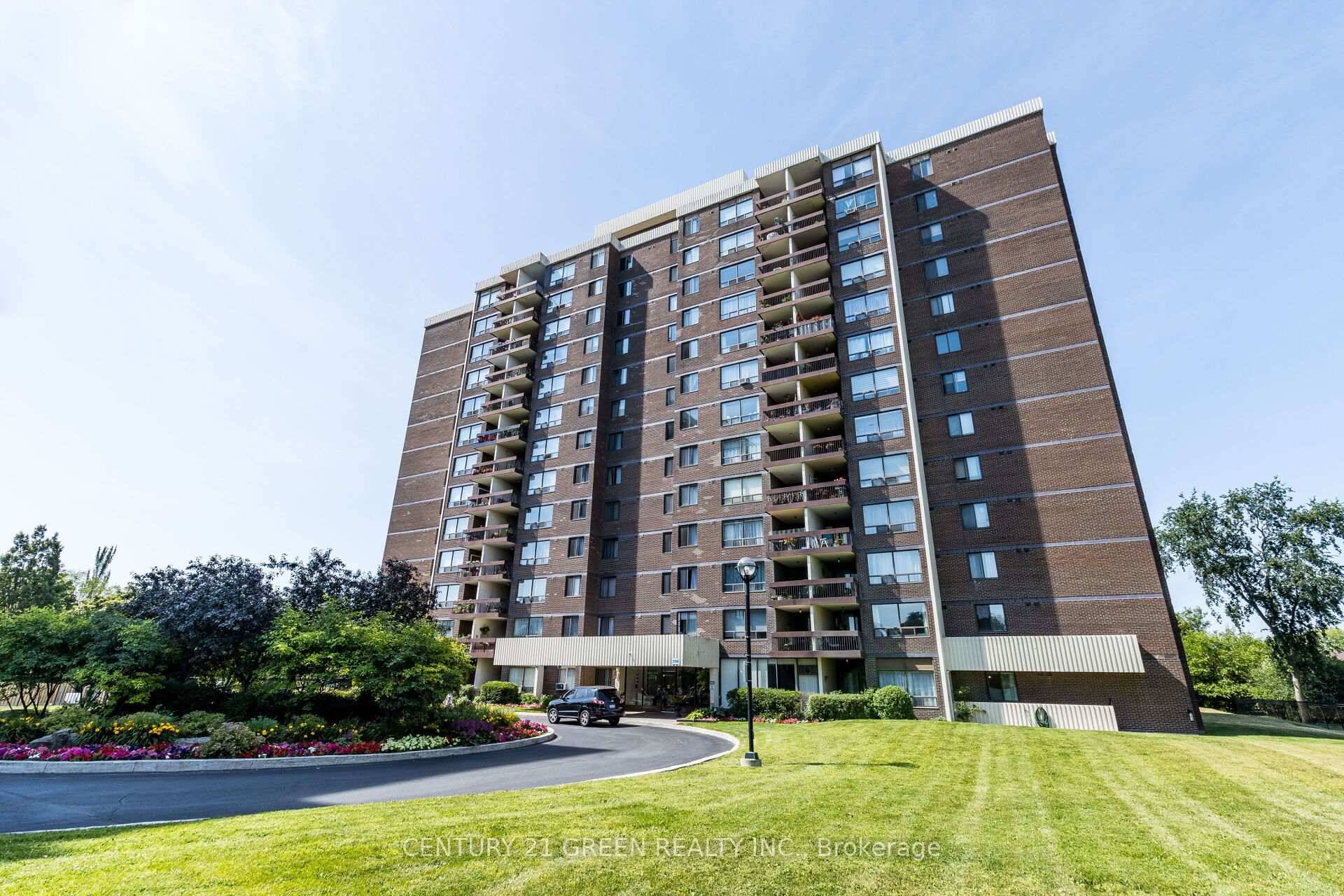2 Bedroom, 2 Bathroom Condo Apartment perfectly located in the heart of Mississauga.