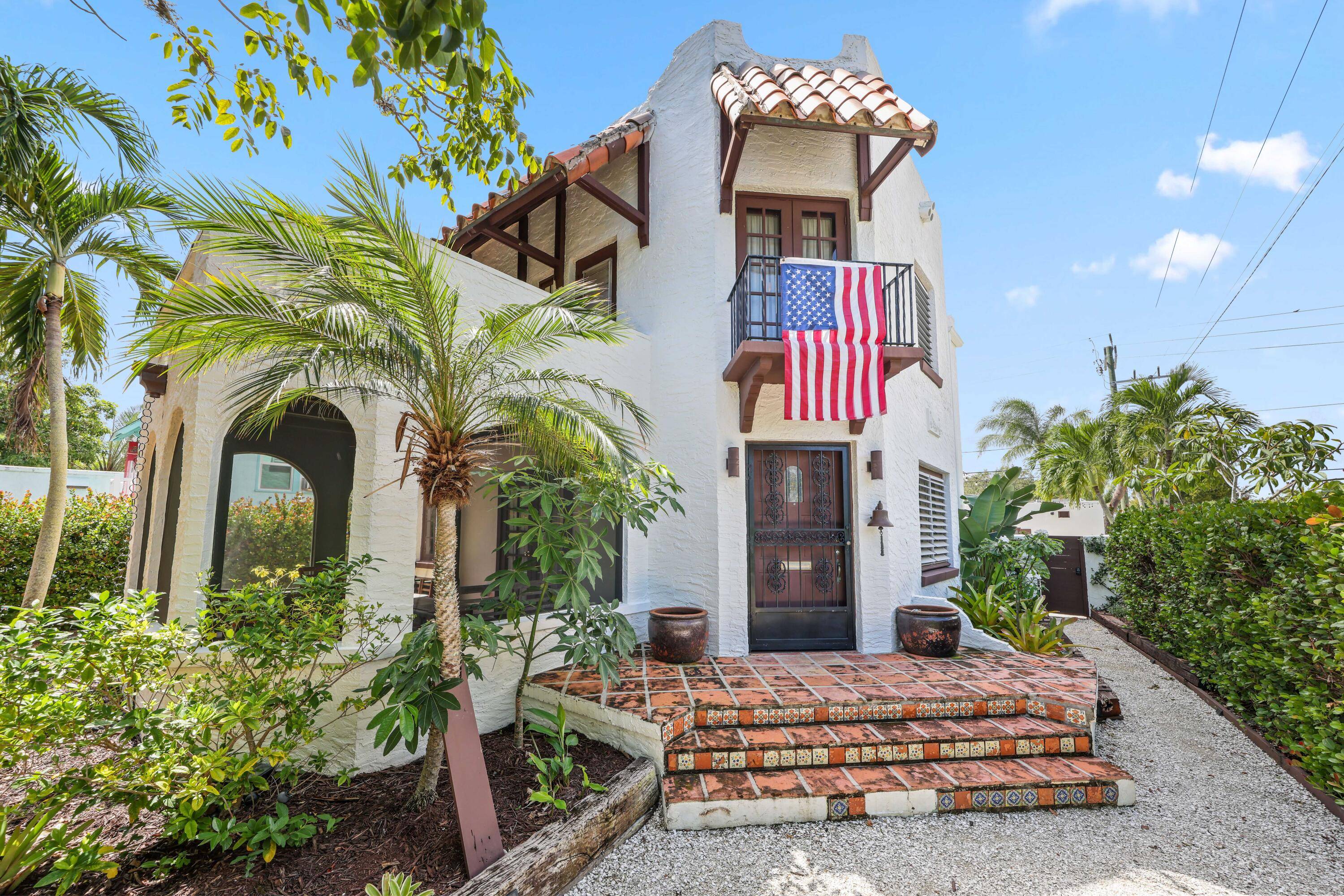 Turn key, one of a kind Parrot Cove treasure !