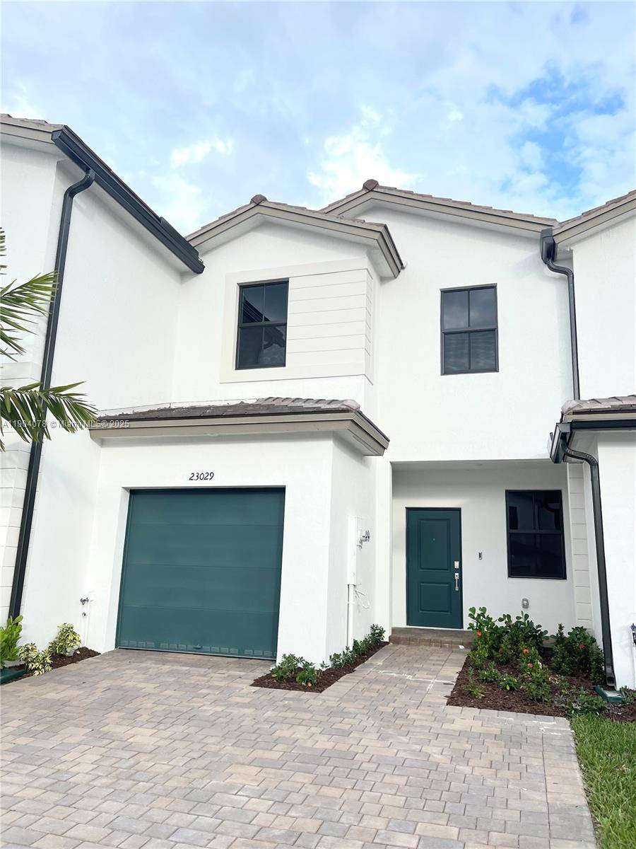 TONWHOUSE AT THE NEW LENNAR COMMUNITY SIENA RESERVES.