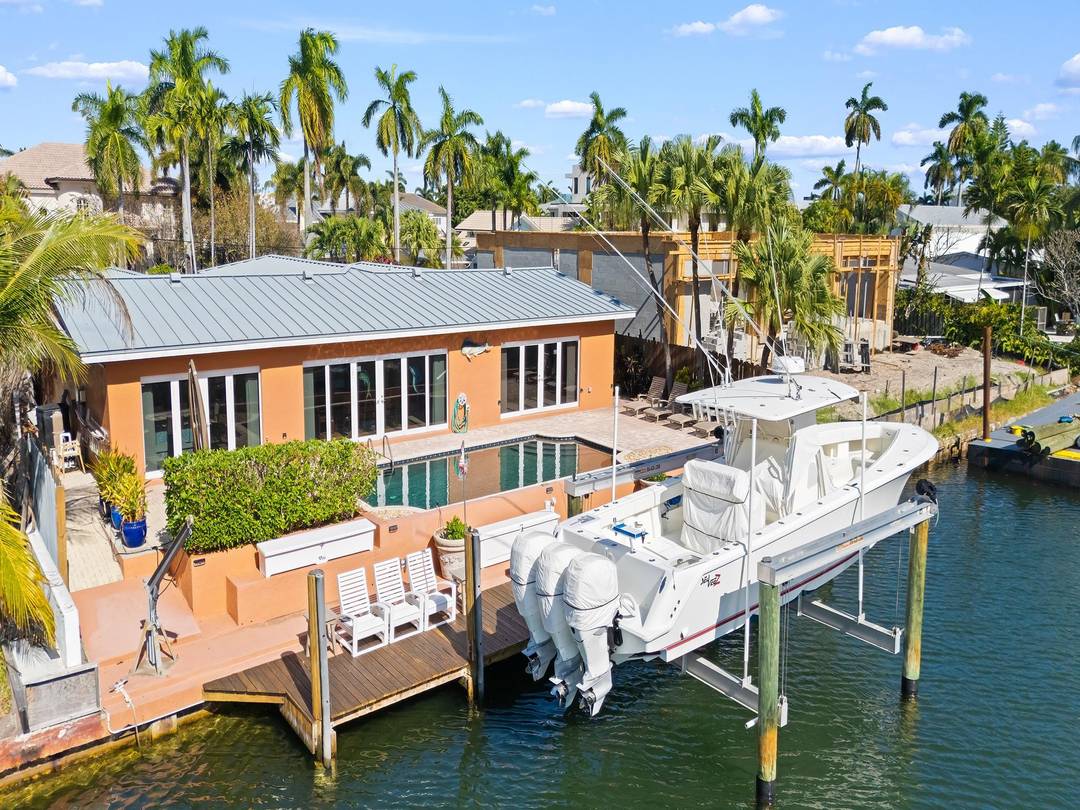 Lauderdale Harbours ! South facing 70' feet of deep water frontage No fixed bridges Direct ocean access 4 BD 4 BA residence offers an inviting pool, spacious living areas, boat ...