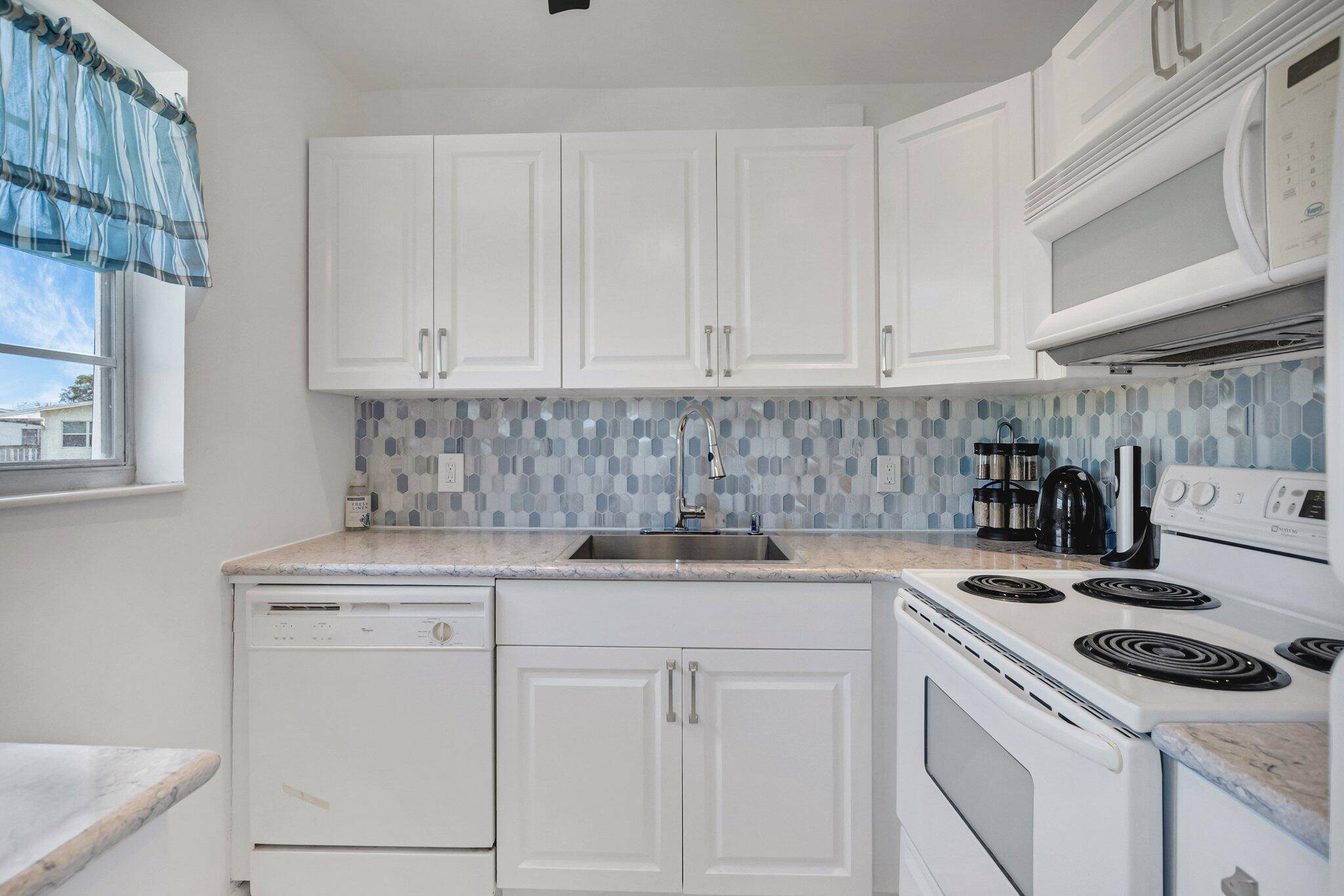 CHARMING 2 BEDROOM 1. 5 BATHROOM CORNER UNIT CONDO.