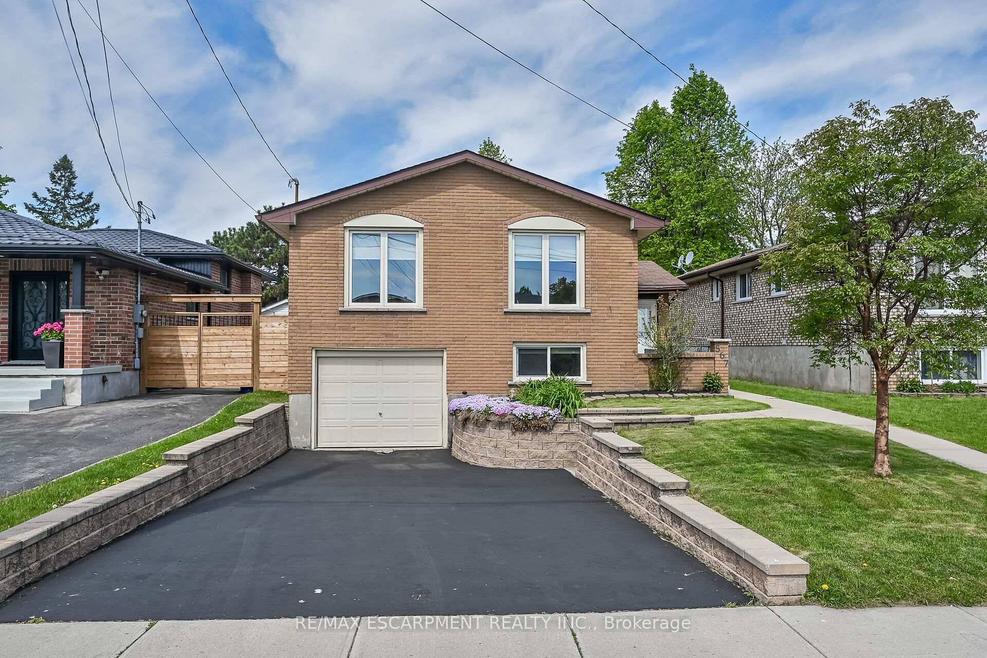 Welcome home ! This beautifully renovated 3 1 bedroom gem is nestled in a sought after mountain location, just minutes from highway access, scenic parks, and only steps to local ...