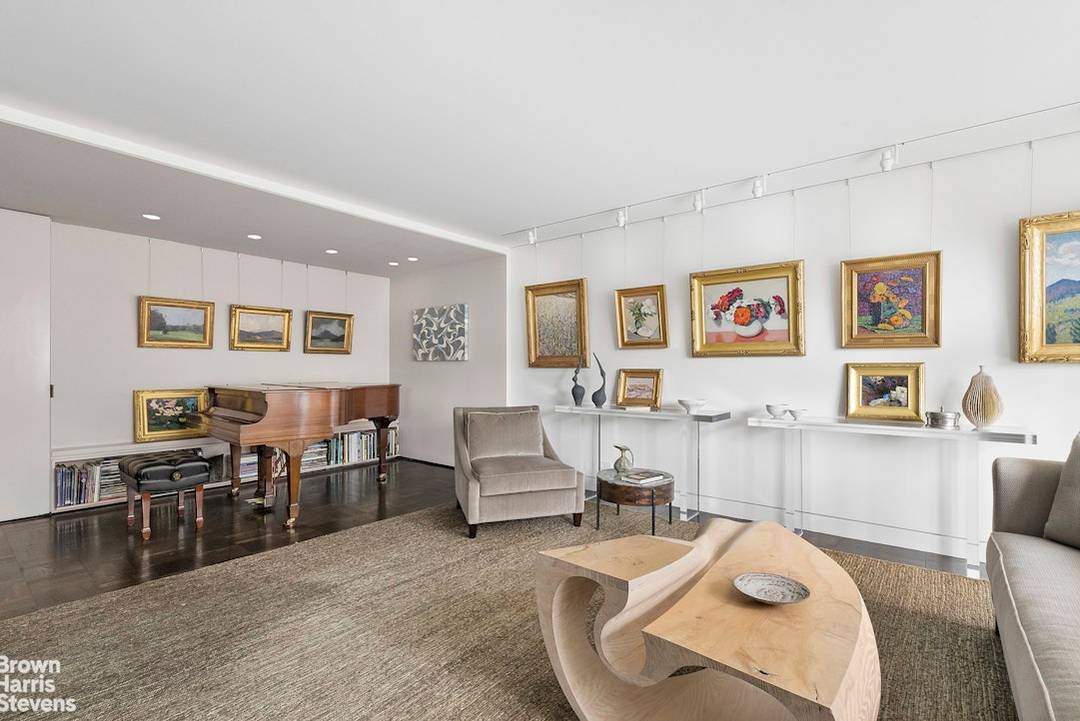 MAGNIFICENT FIFTH AVE 2 BED STUNNER It is our distinct pleasure to present Residence 7C at 1050 Fifth Avenue, a coveted address ideally situated at the corner of 86th Street ...
