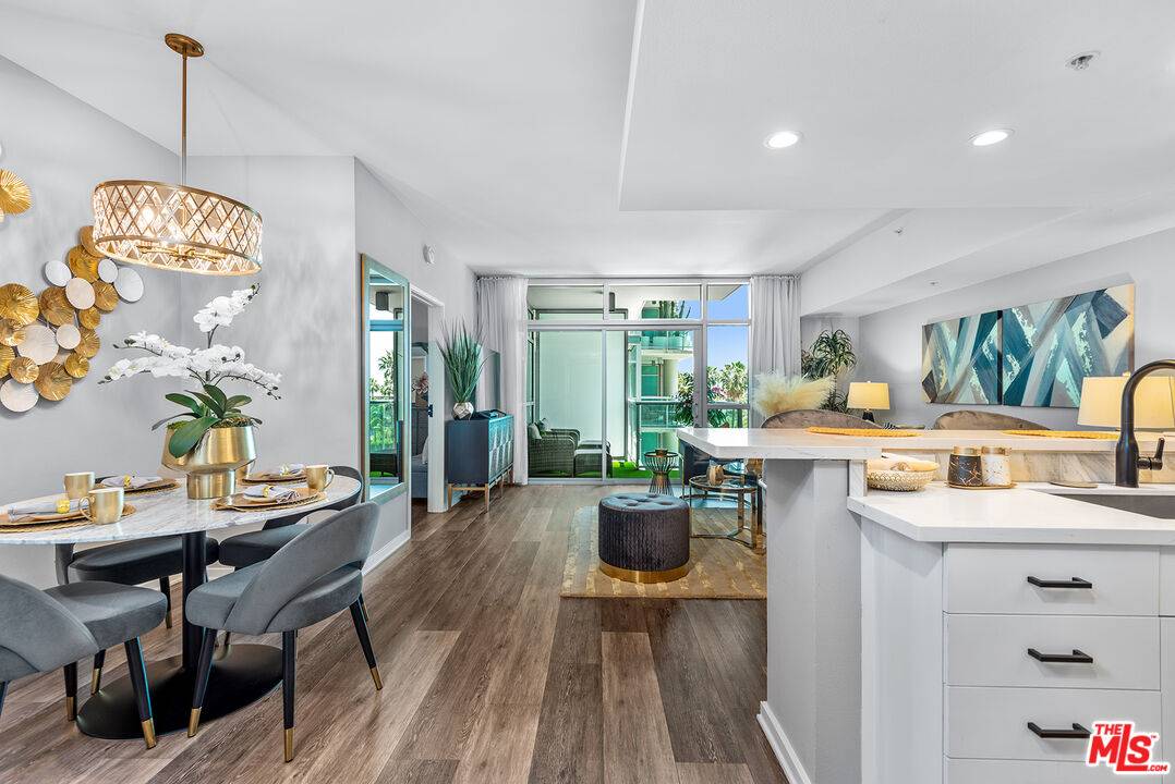 13700   Marina Pointe Dr 1.0 Marina Del Rey LA