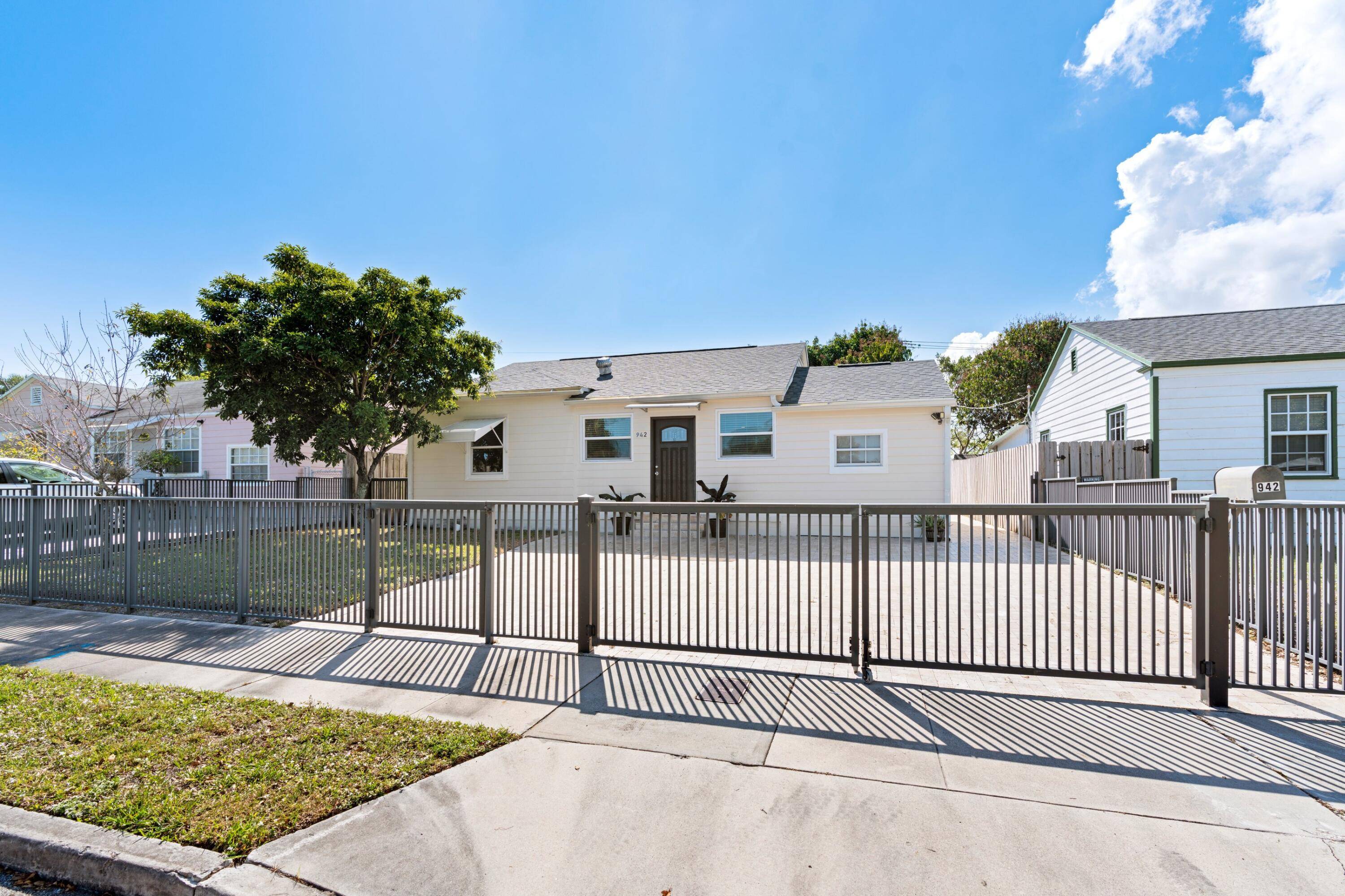 Beautifully updated 3 bedroom, 2 bath, ranch style home in the popular Pineapple Park historic neighborhood.
