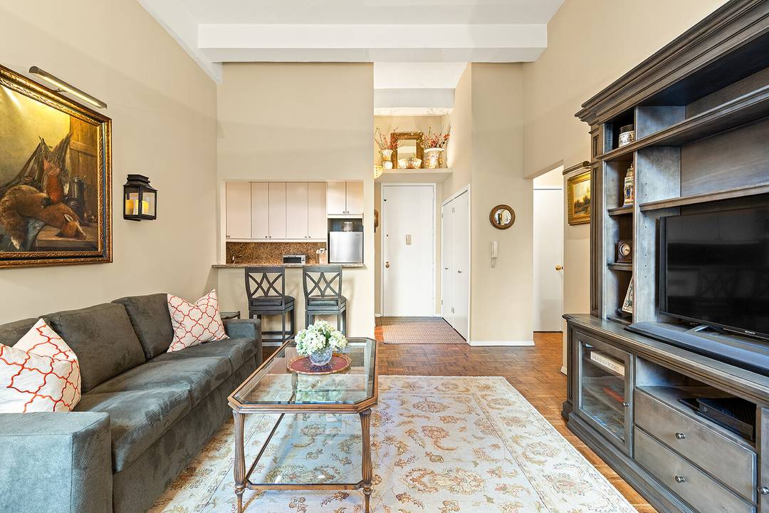 Move in ready Fifth Avenue classic one bedroom condominium located directly across from Central Park at 1255 Fifth Avenue in Carnegie Hill.