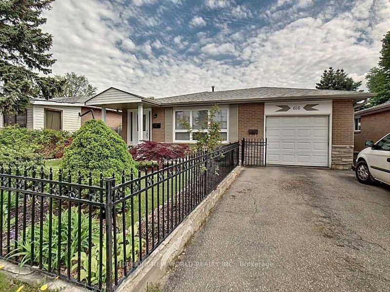Cozy 3 Bedroom, Back Split, Excellent Location, Easy Access To 401, Shopping, And Schools.