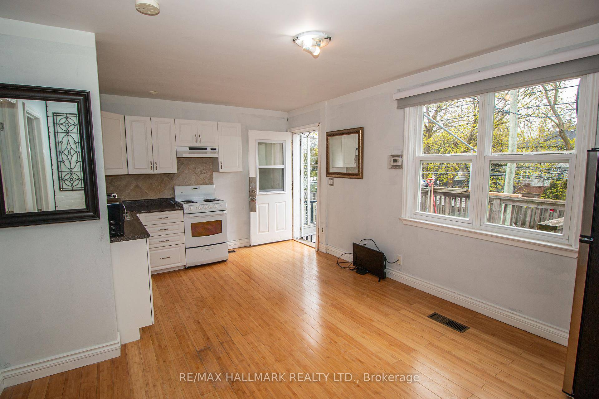 Private 1 Bedroom apartment on upper level at rear of building, Nice open concept apartment, sundeck facing west, private entrance, Skylight, Nice clean apartment, Utilities included in monthly rent